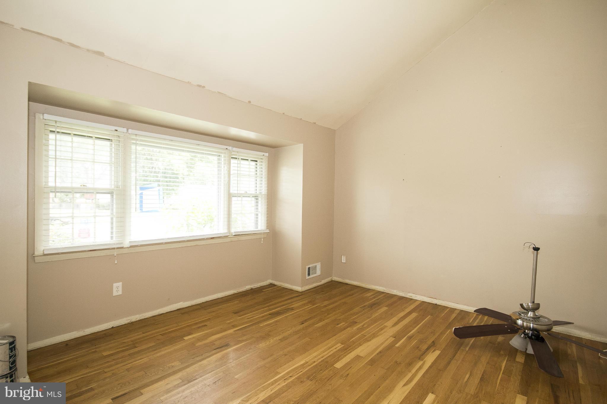 2403 Oak Manor Road Baltimore, MD 21219 - Photo 5 of 17 Living Room