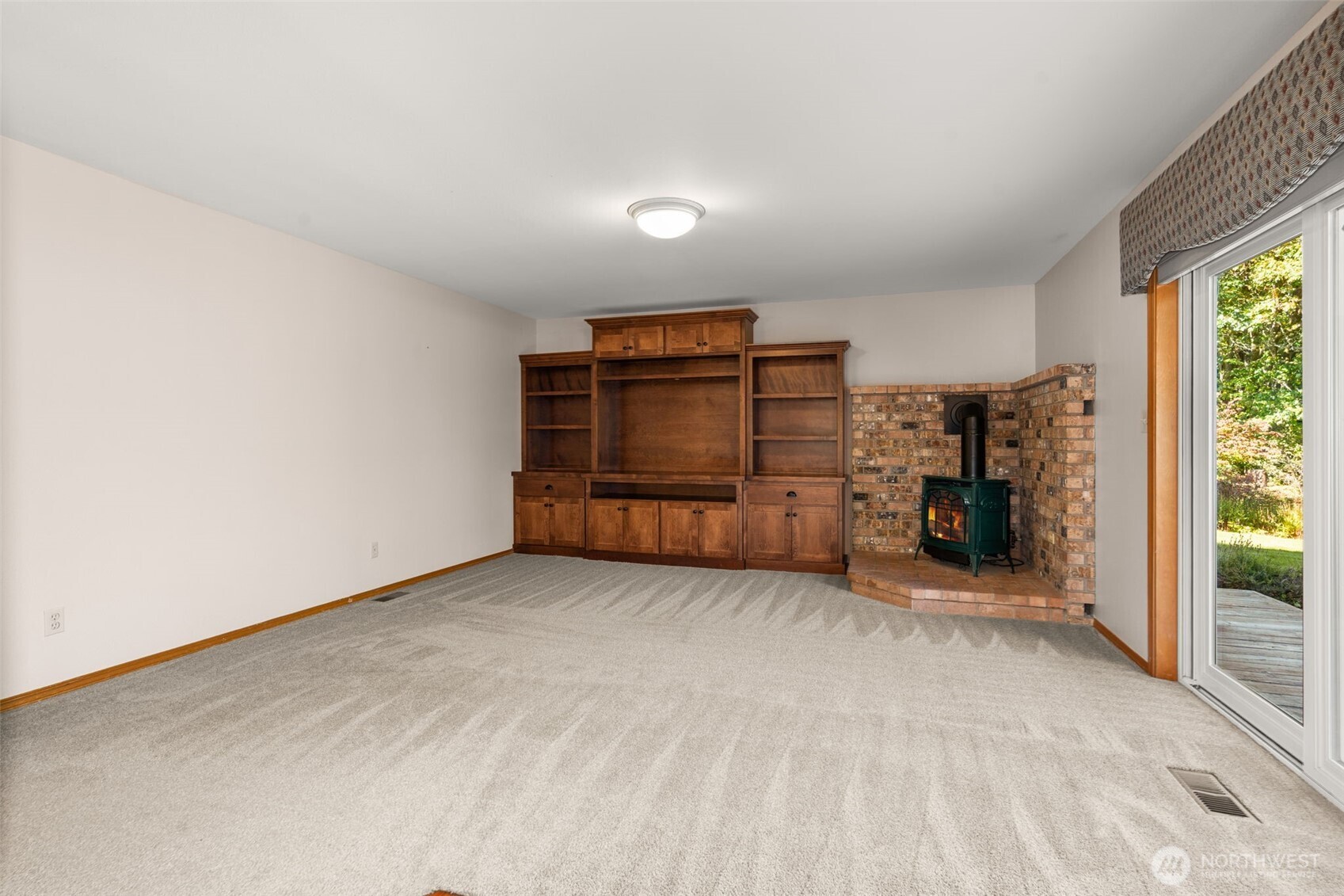125 Mill Creek Road Raymond, WA 98577 - Photo 12 of 40 an empty room with furniture and a window