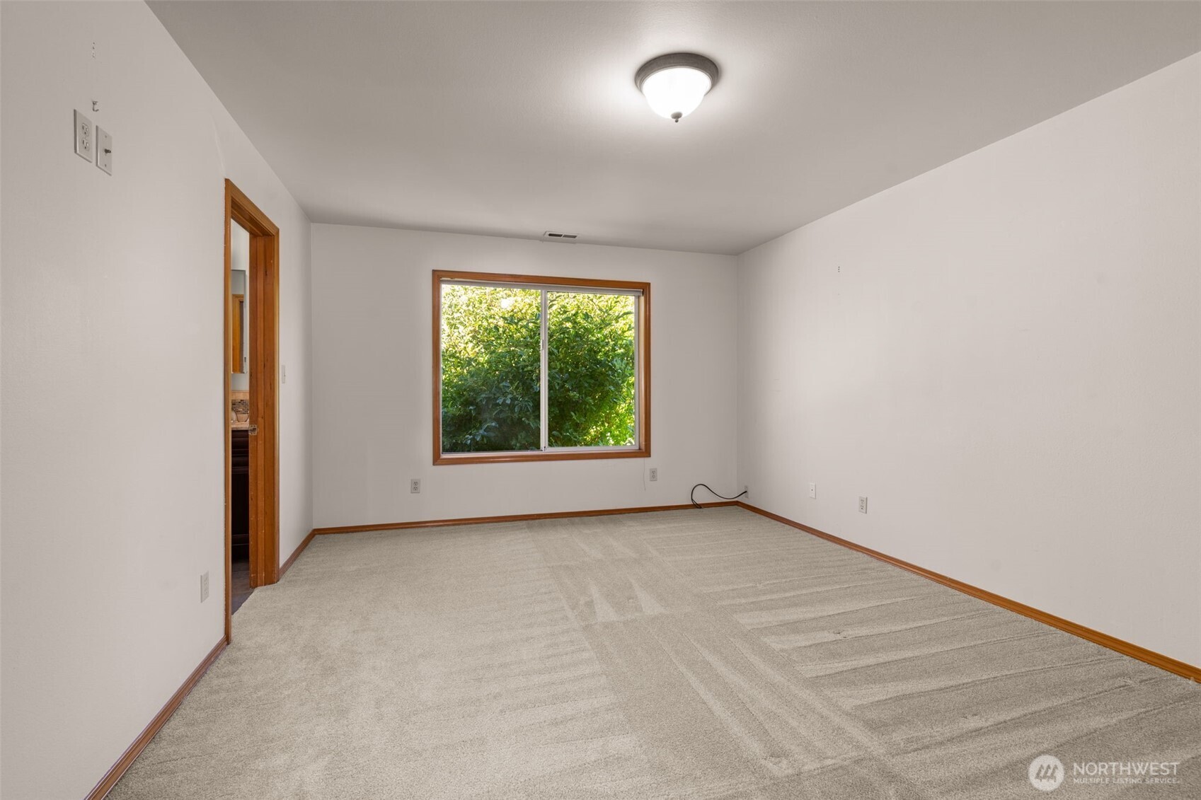 125 Mill Creek Road Raymond, WA 98577 - Photo 21 of 40 an empty room with windows