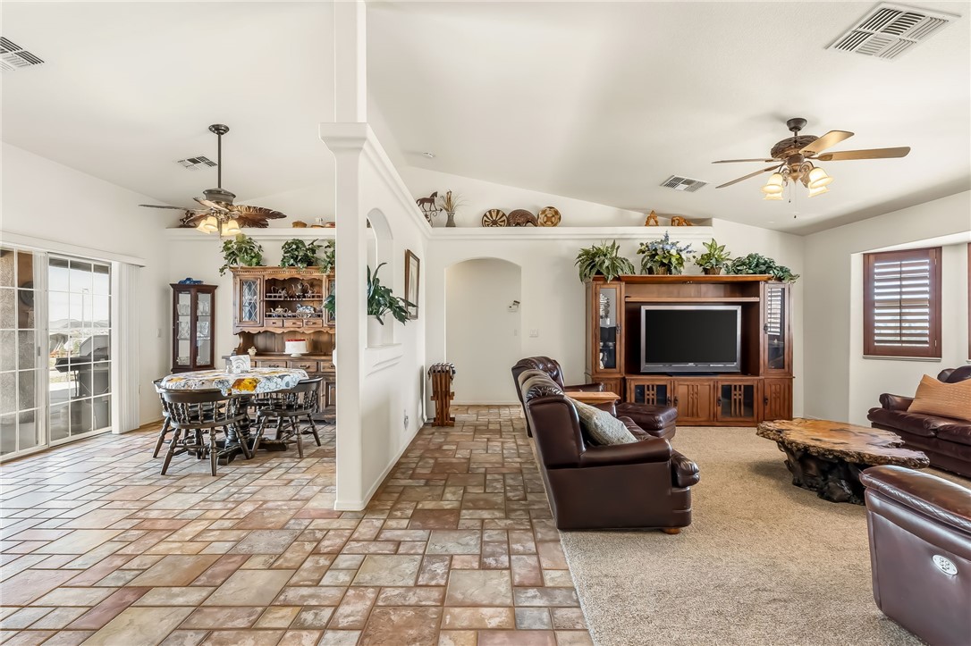2205 East Cactus Wren Road Kingman, AZ 86409 - Photo 15 of 68 Living Room