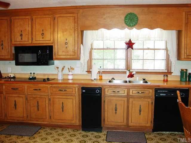 Middle of this big huge eat in kitchen,new appliances are microwave, dishwasher, smooth cooktop, trash compactor, disposal.Needs new wall oven.