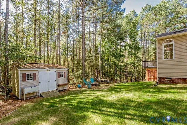 a view of a house with backyard and garden