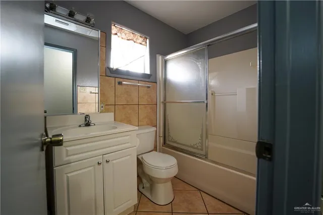 a view of a livingroom with a ceiling fan and window
