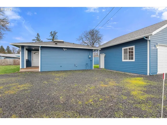 a view of a house with a backyard