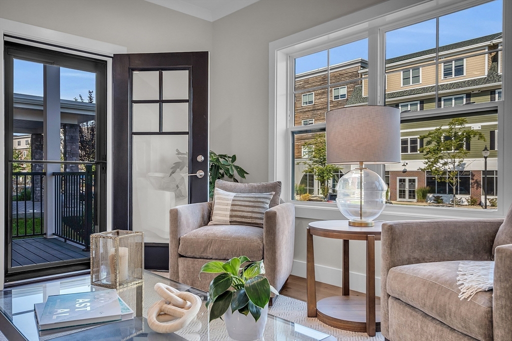 55 Pointe Place, Unit 108 Dover, NH 03820 - Photo 18 of 33 a living room with furniture and a potted plant