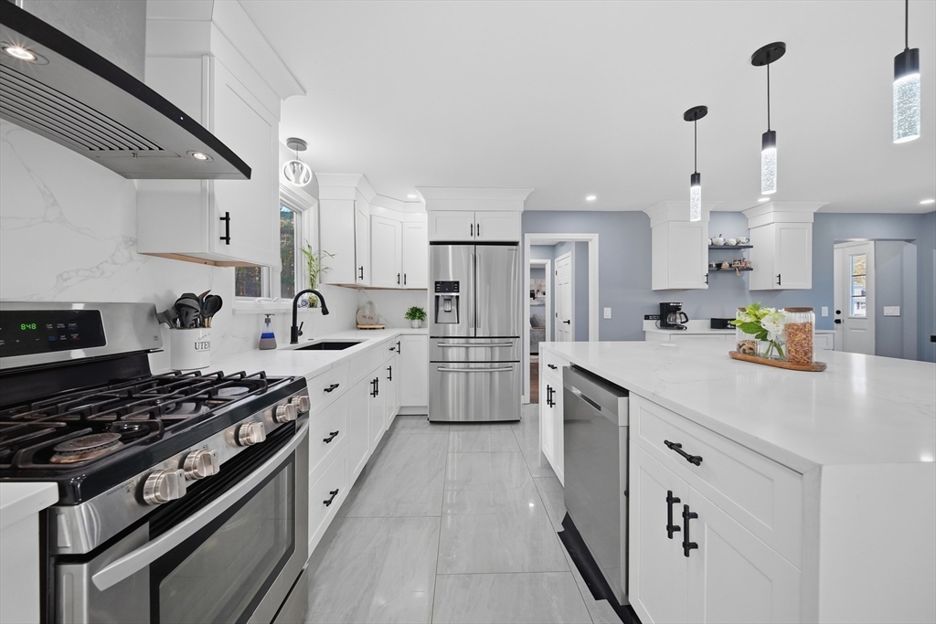 24 Hunters Lane Nashua, NH 03063 - Photo 3 of 42