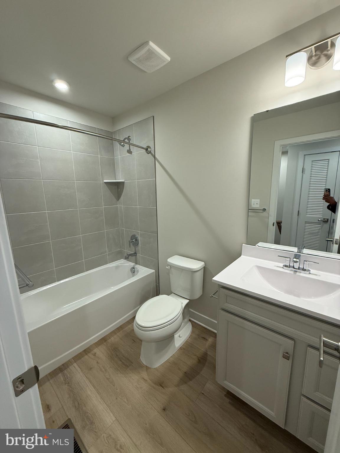 6932 Braxton Springs Way Spotsylvania, VA 22553 - Photo 20 of 33 a bathroom with a sink toilet a mirror and bathtub
