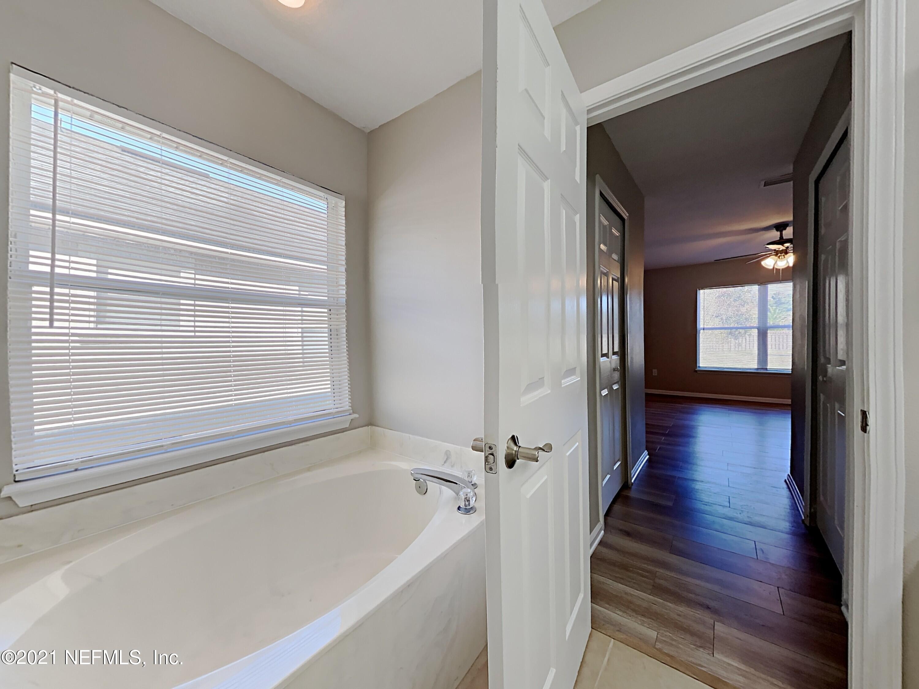 600 Birchbark Trail St. Augustine, FL 32092 - Photo 9 of 16 a bathroom with bathtub and window