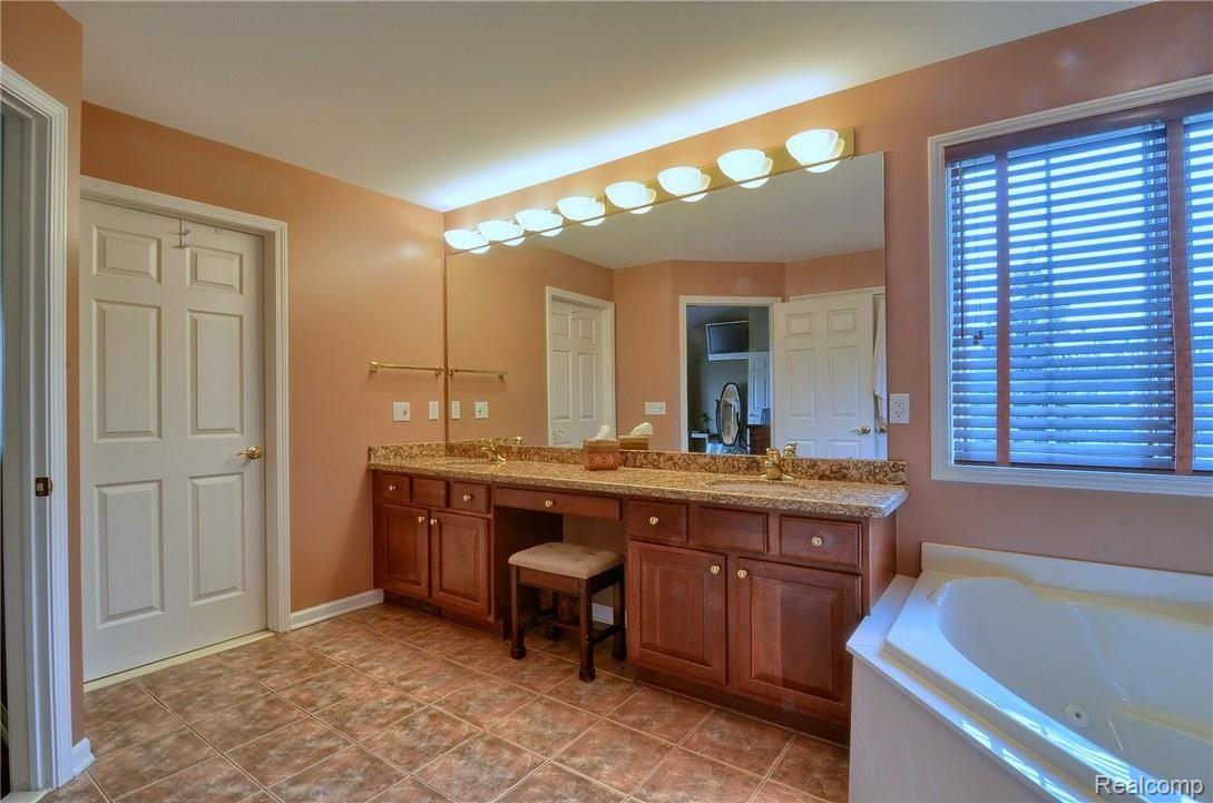 2287 Andover Boulevard Rochester, MI 48306 - Photo 23 of 40 Master_Bathroom.jpg