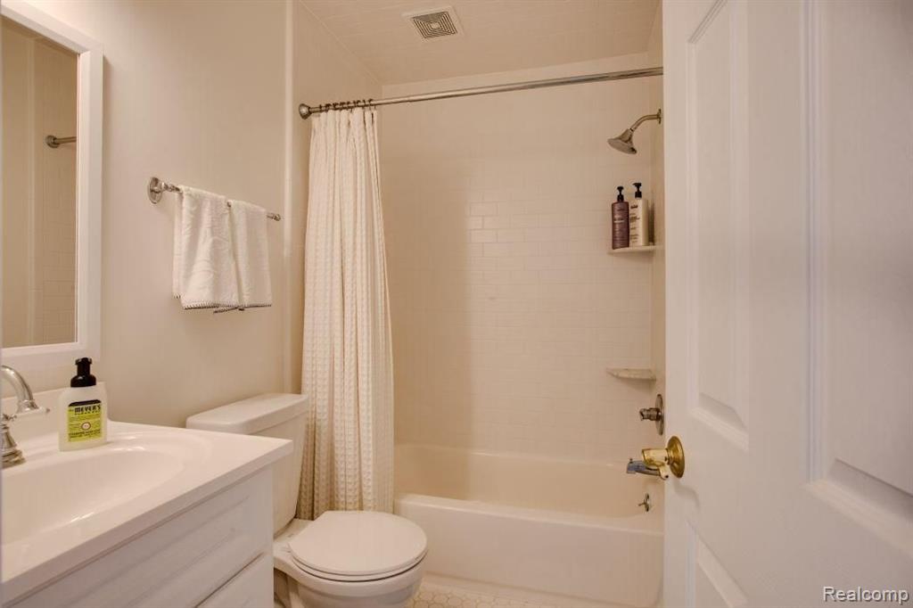 1402 Crescent Lane, Unit 330 Rochester Hills, MI 48306 - Photo 23 of 32
