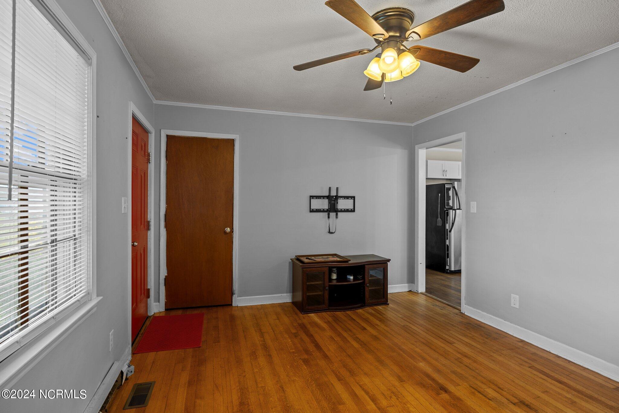 1435 Biddle Road Dover, NC 28526 - Photo 14 of 38 living room