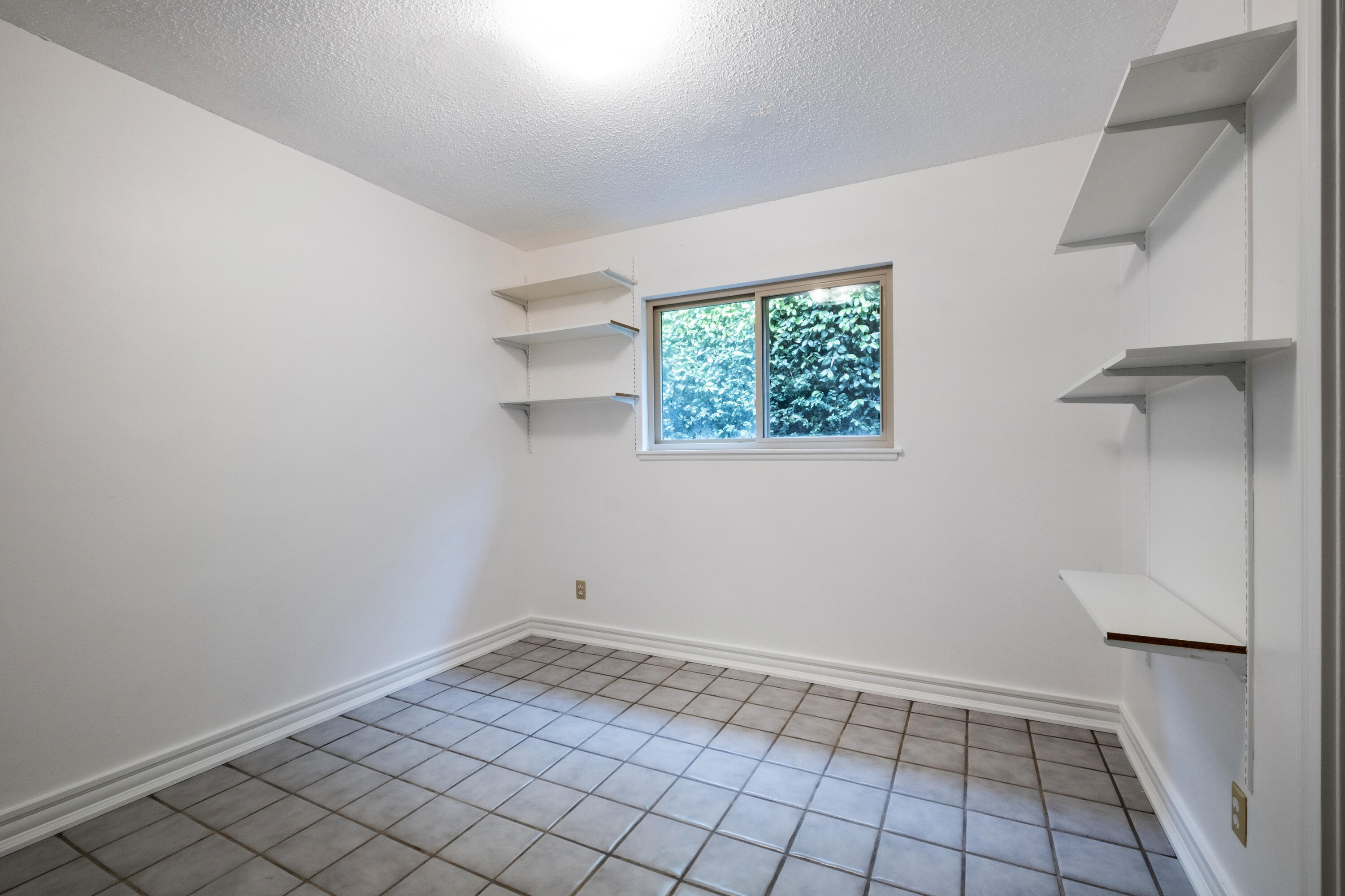 2530 Murrell Road Santa Barbara, CA 93109 - Photo 12 of 19 an empty room with windows