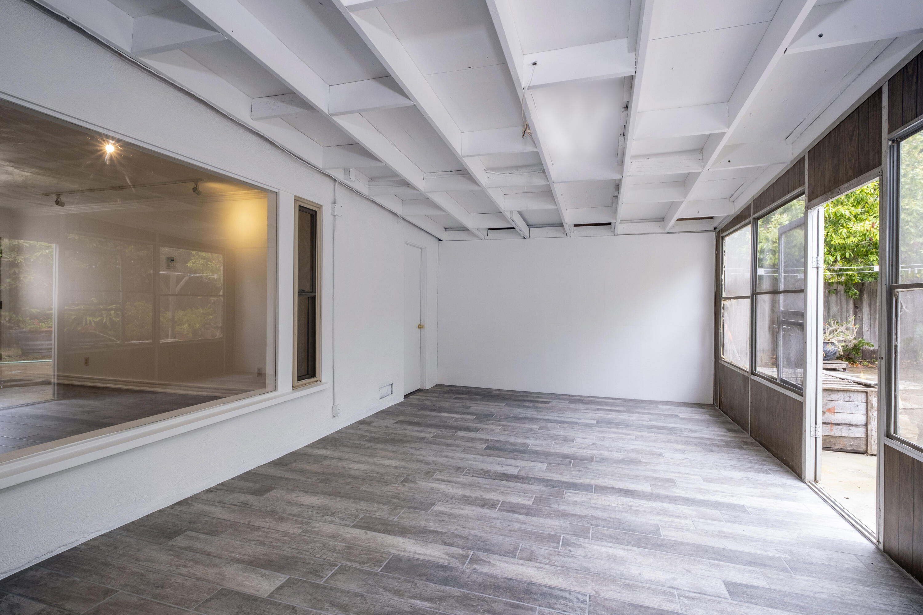 2530 Murrell Road Santa Barbara, CA 93109 - Photo 14 of 19 a view of hallway with a large window