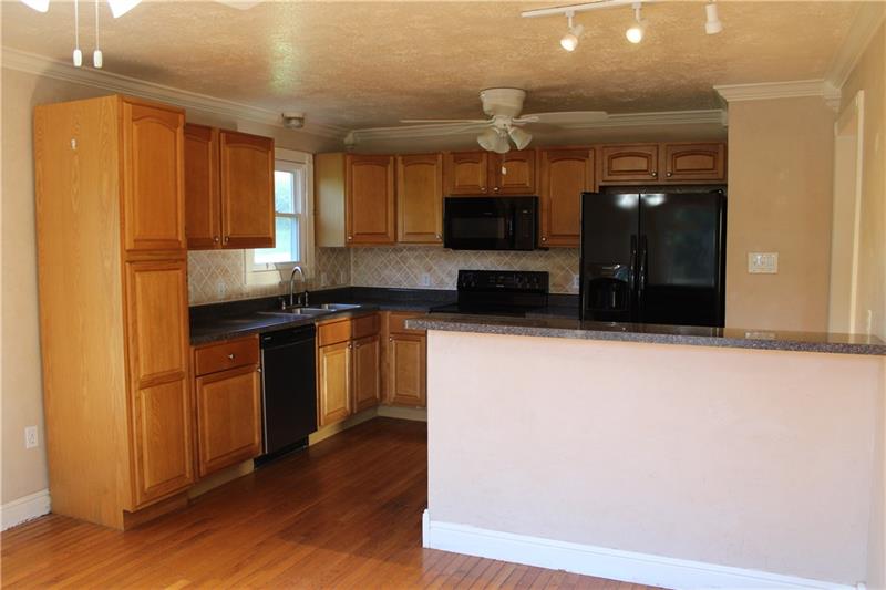 346 Reese Road Washington, PA 15301 - Photo 10 of 25 Dining/Kitchen area