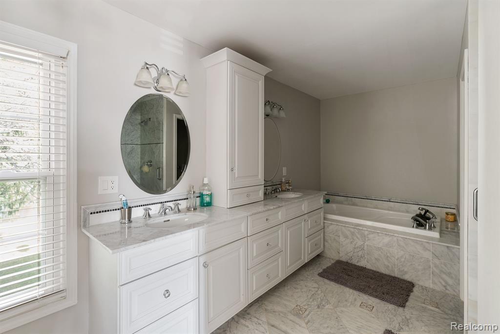 36289 Fredericksburg Road Farmington Hills, MI 48331 - Photo 13 of 25
