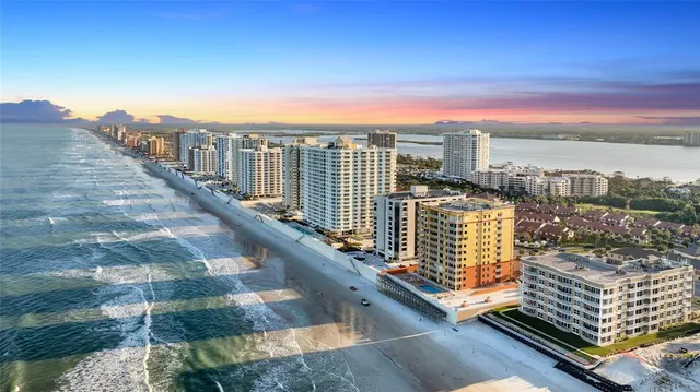 a view of entryway with a