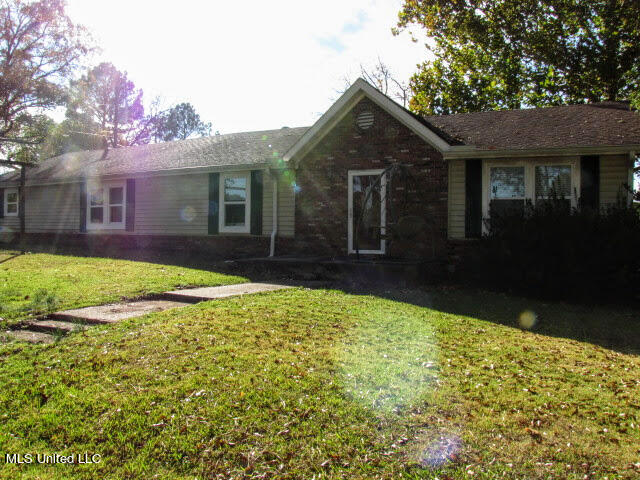 1424 Lyles Road Senatobia, MS 38668 - Photo 1 of 29 Front