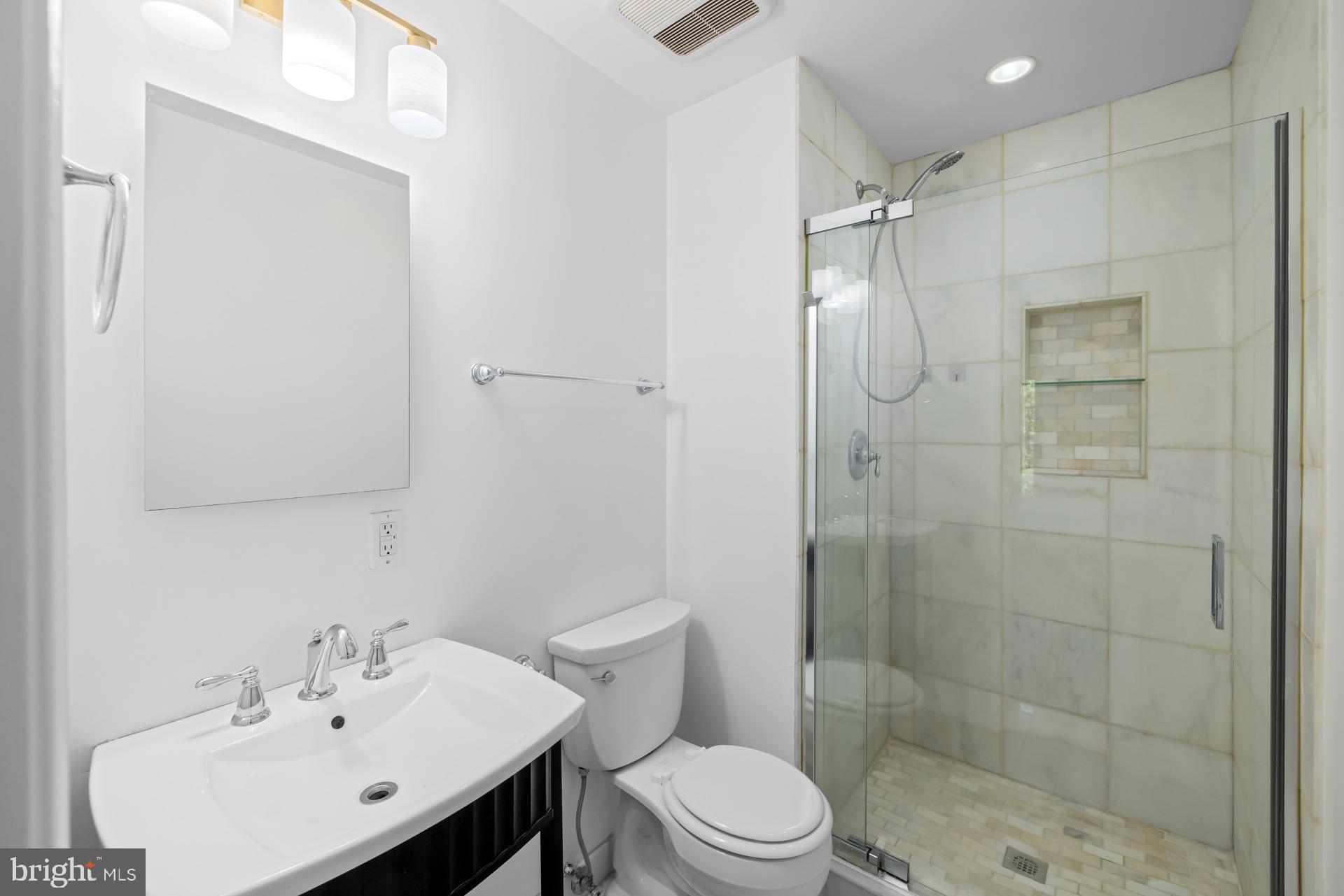 8493 Snowden Oaks Place Laurel, MD 20708 - Photo 26 of 42 Main Bathroom (2)Upper Level