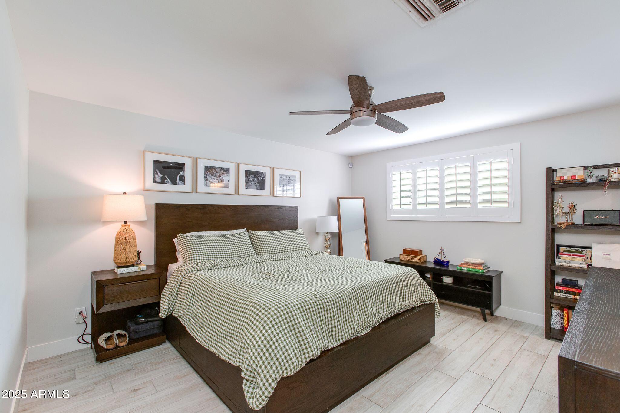 913 West Missouri Avenue Phoenix, AZ 85013 - Photo 20 of 38 a bedroom with a bed and a tv