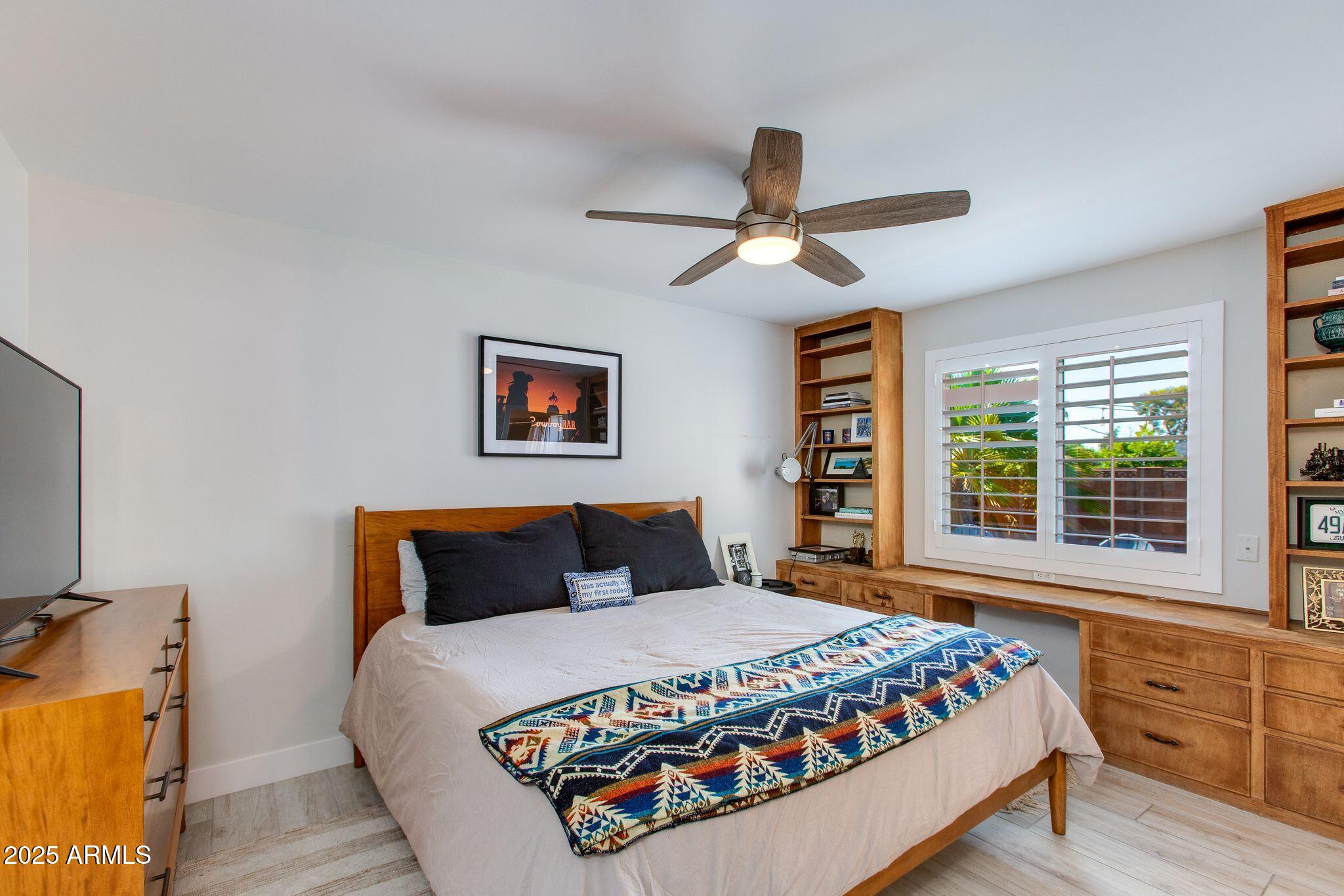 913 West Missouri Avenue Phoenix, AZ 85013 - Photo 25 of 38 a bedroom with a large bed and a window