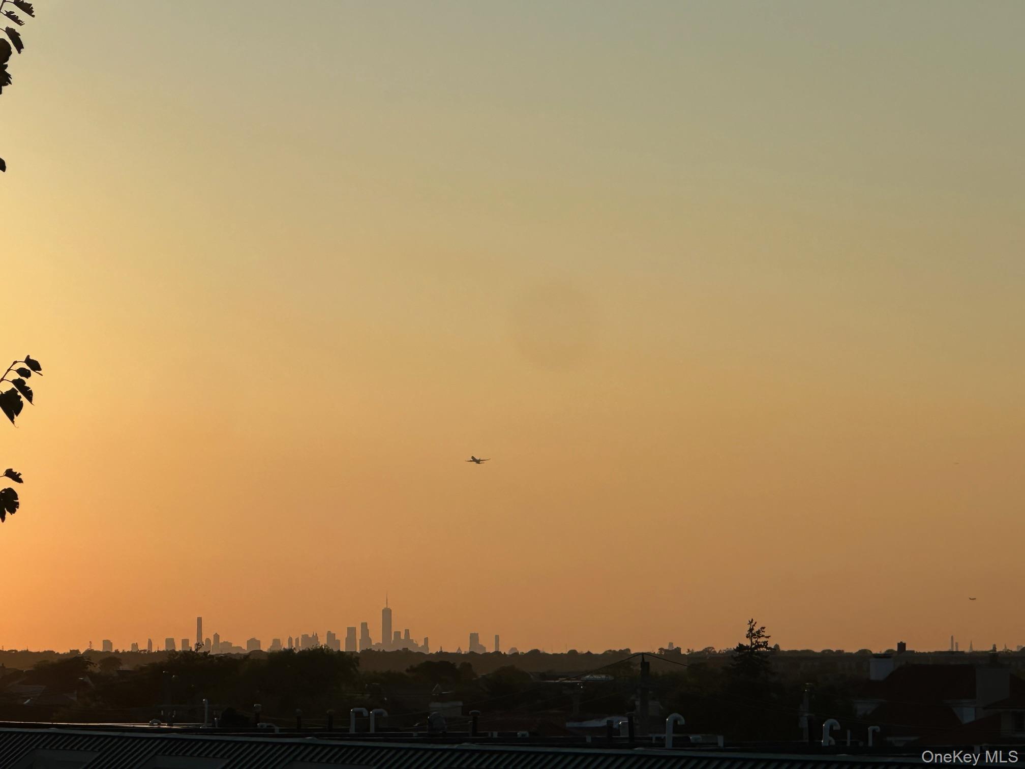 100 West Broadway, Unit 3D Long Beach, NY 11561 - Photo 25 of 50 a view of city and mountain