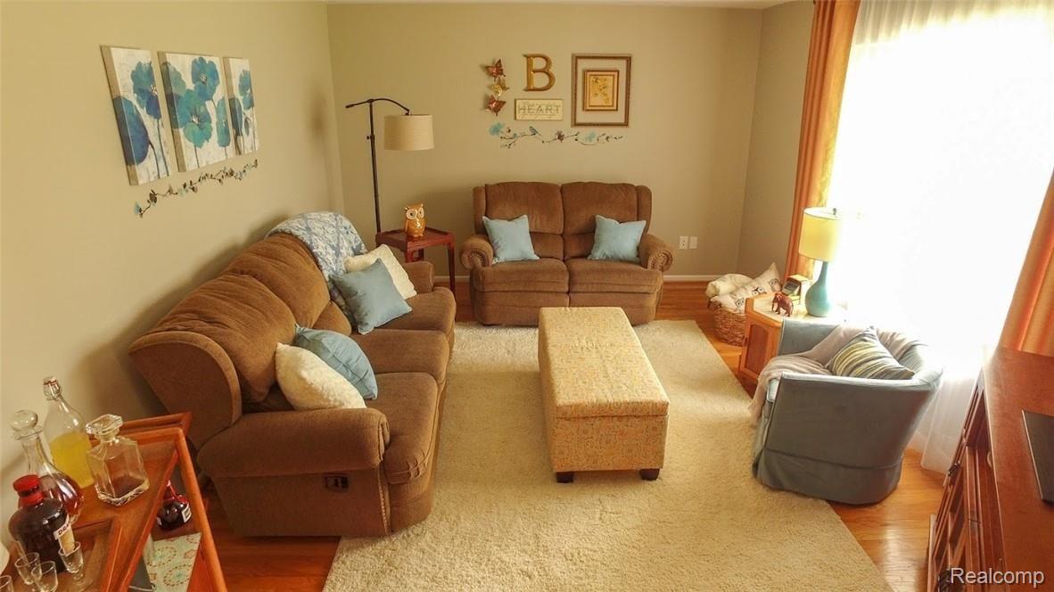 250 Donegal Drive Rochester, MI 48309 - Photo 5 of 25 pic 4.jpg
