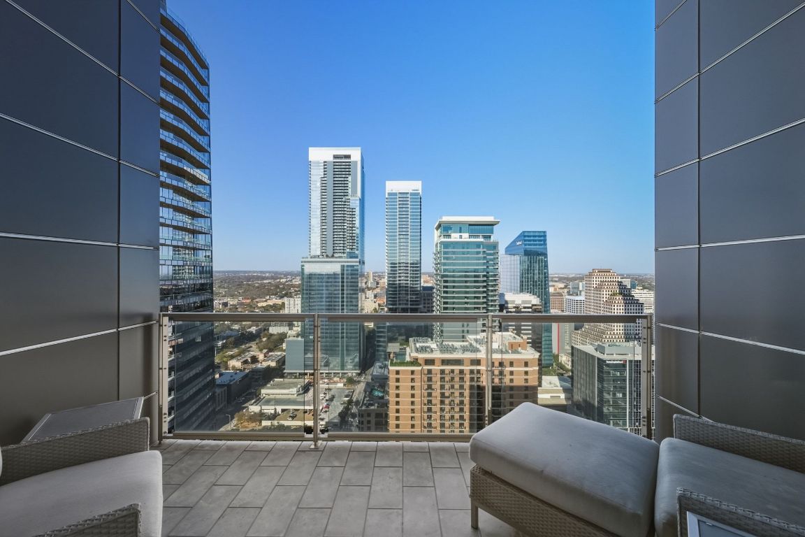 210 Lavaca Street, Unit 3503 Austin, TX 78701 - Photo 20 of 40 a balcony with city view