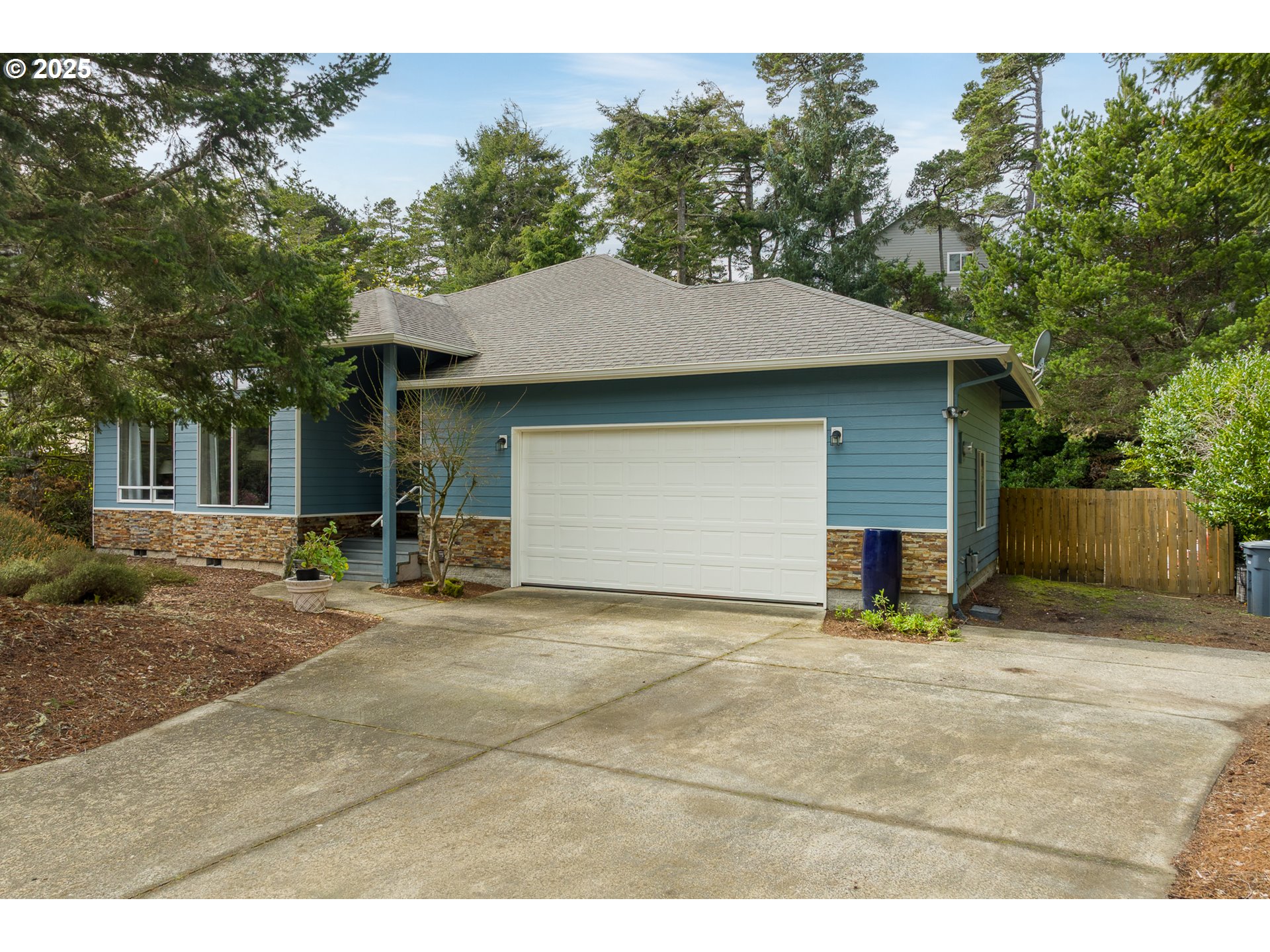 88090 Wind Leaf Way Florence, OR 97439 - Photo 4 of 39