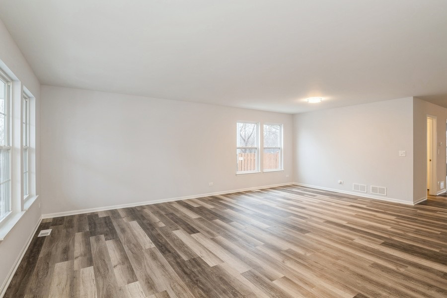 581 Indian Trail Road Antioch, IL 60002 - Photo 5 of 38 Gallery Image 5