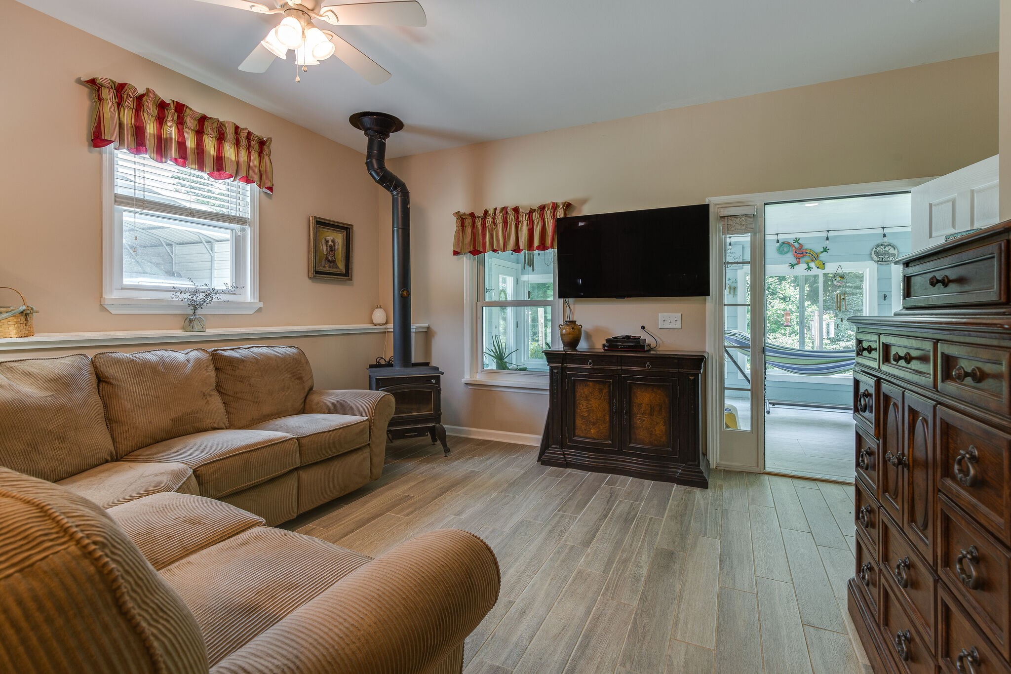 9953 Spring Creek Road Bon Aqua, TN 37025 - Photo 2 of 26 a living room with furniture and a flat screen tv