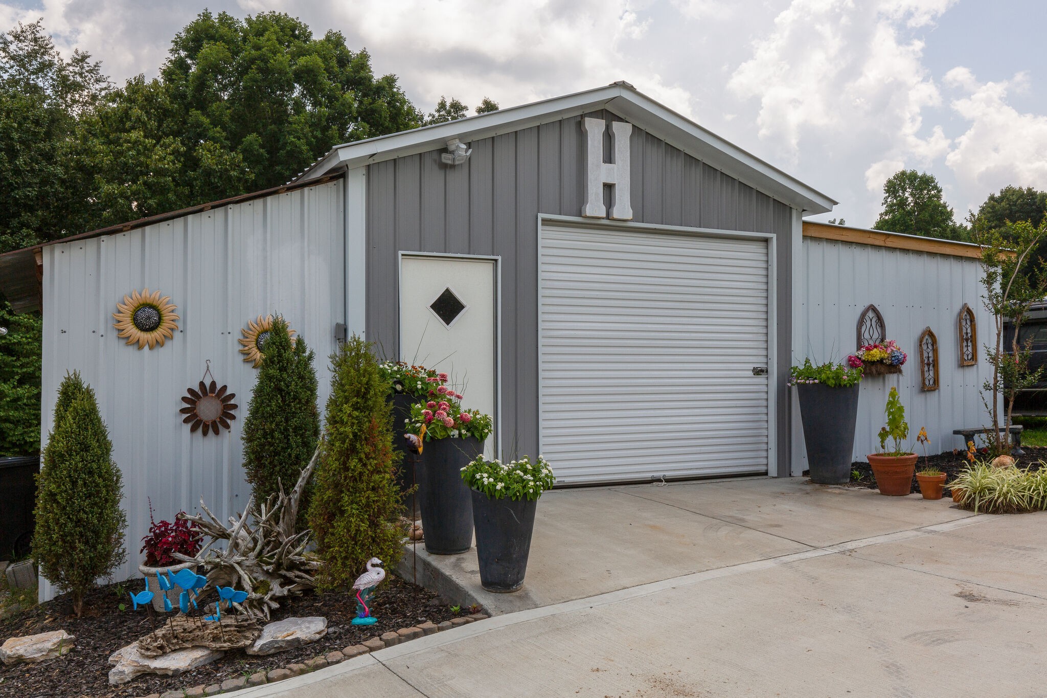 9953 Spring Creek Road Bon Aqua, TN 37025 - Photo 21 of 26 a backyard of a house