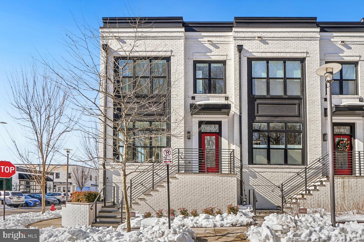 11300 Emerald Park Road Potomac, MD 20854 - Photo 2 of 34