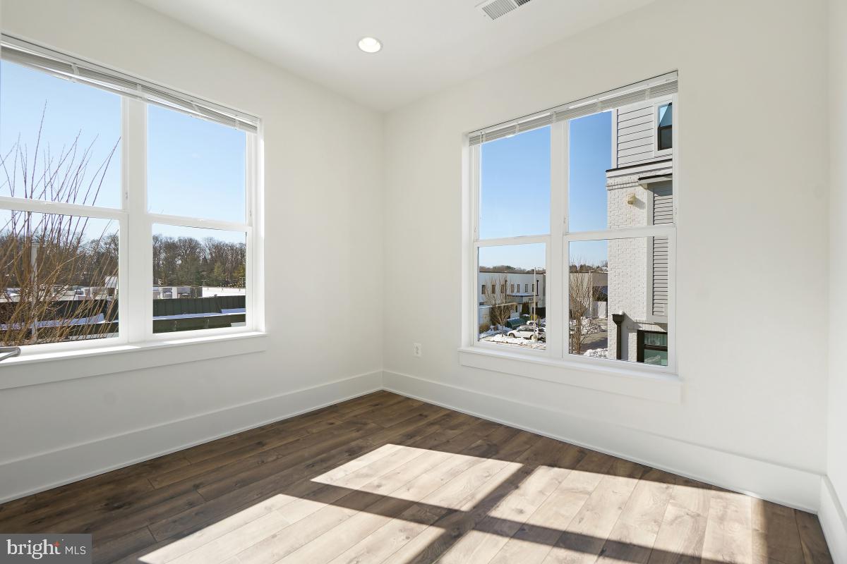 11300 Emerald Park Road Potomac, MD 20854 - Photo 23 of 34