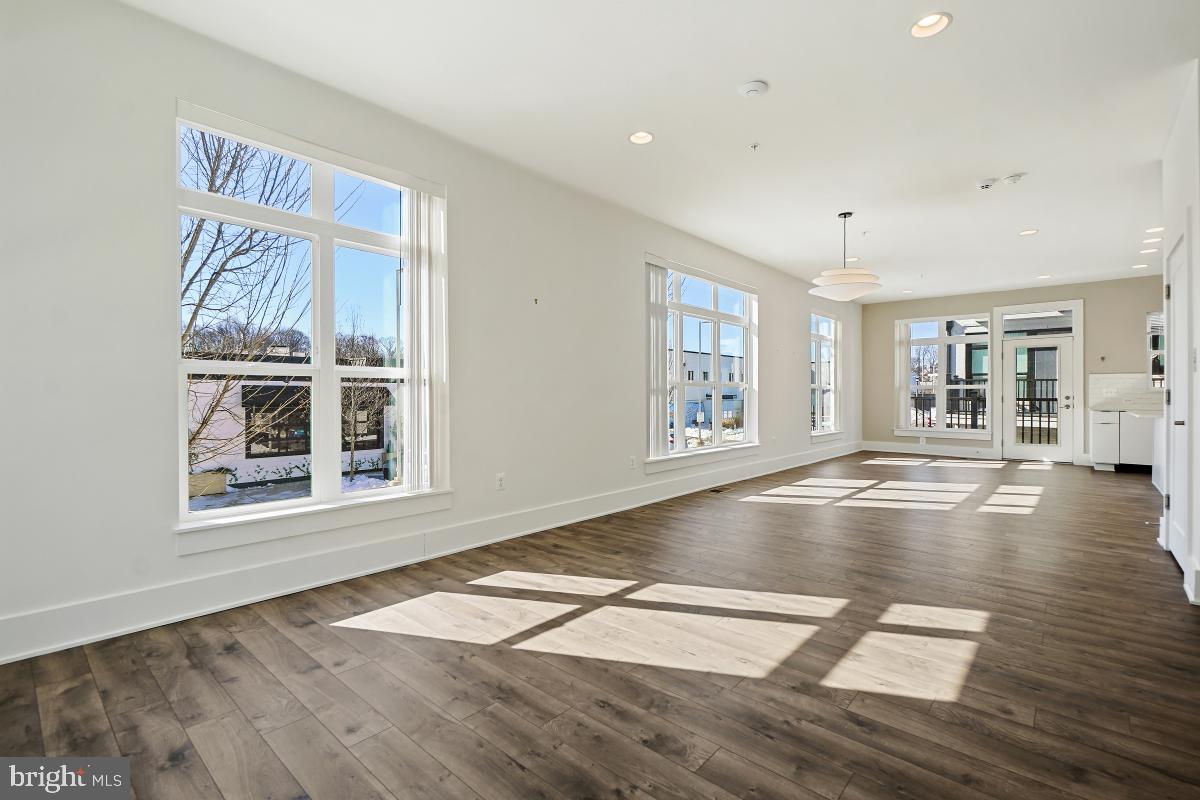 11300 Emerald Park Road Potomac, MD 20854 - Photo 7 of 34