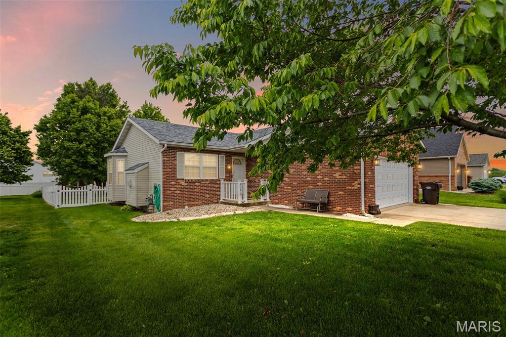 518 Deer Run Moro, IL 62067 - Photo 2 of 33