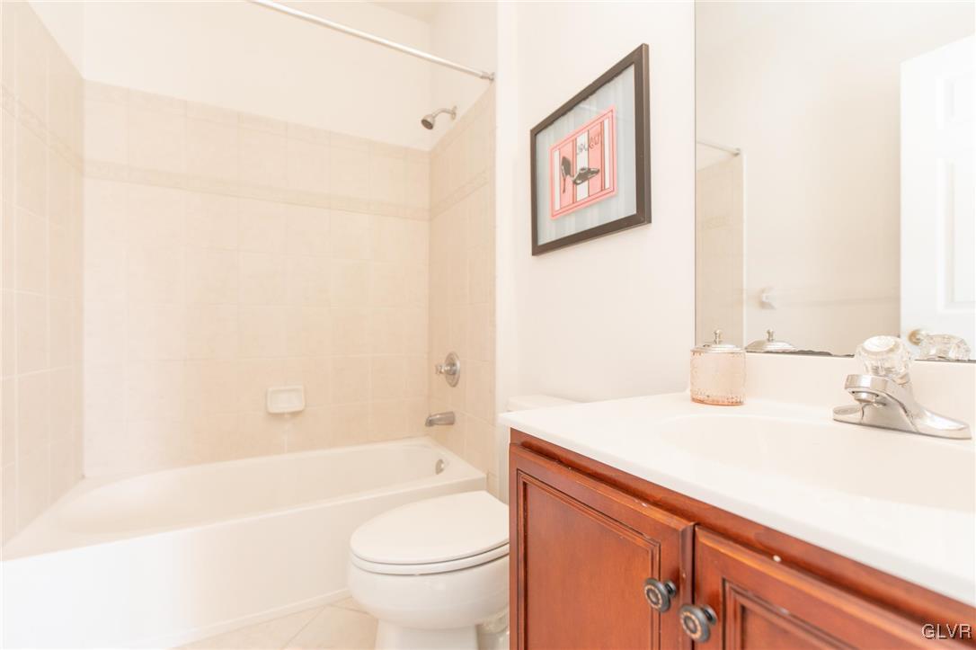 580 Rockbridge Road Nazareth, PA 18064 - Photo 21 of 30 a bathroom with a sink a toilet and a bathtub