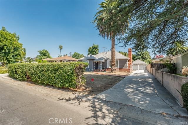 5646-5646 Vesper Avenue Sherman Oaks, CA 91411 - Photo 2 of 17 a view of a yard and front view of a house