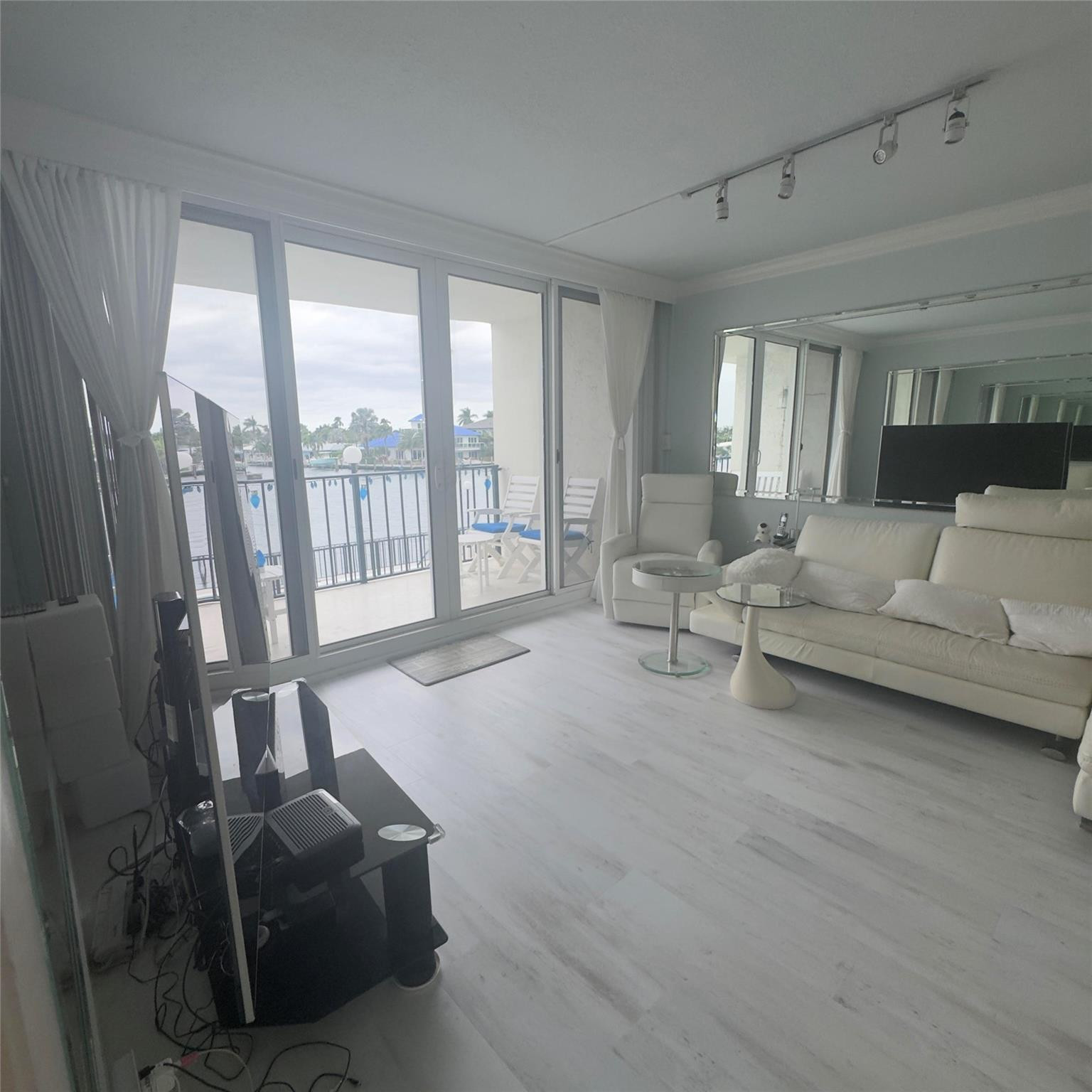 Undisclosed Address Pompano Beach, FL 33062 - Photo 16 of 28 Livingroom