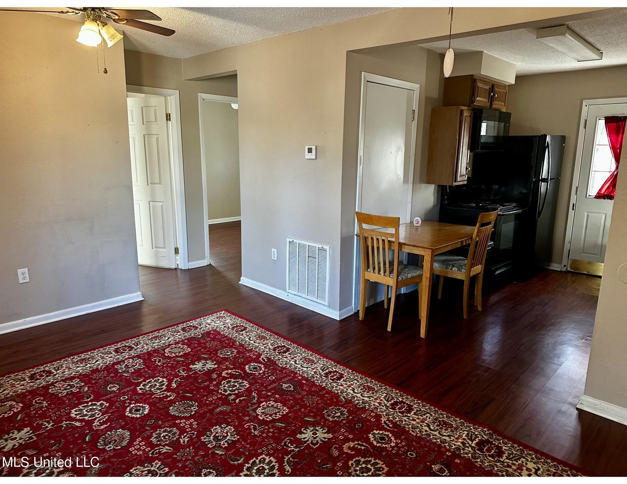 126 West Union Road Carriere, MS 39426 - Photo 7 of 17 Living room looking into kitchen