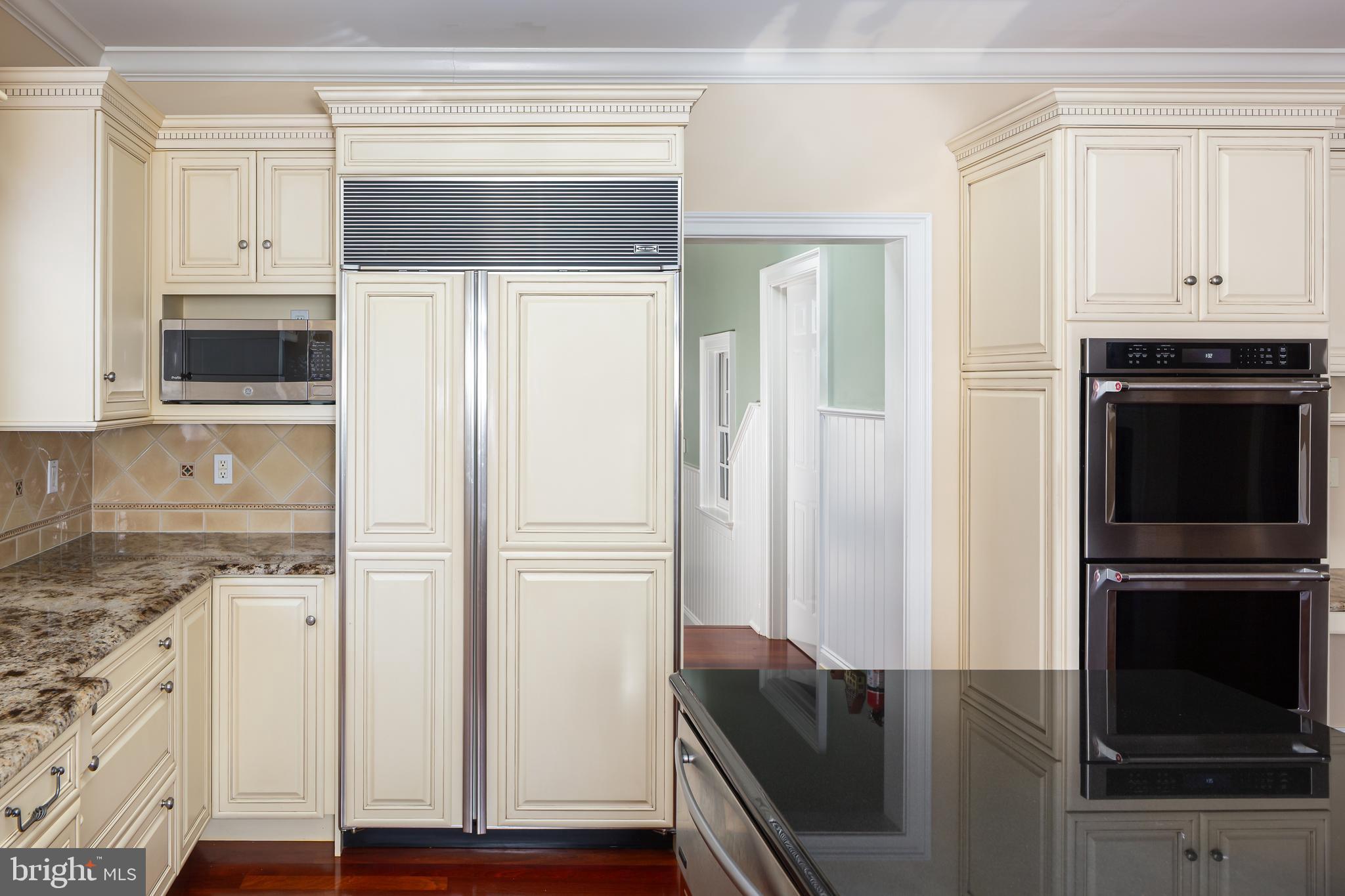 152 Grubb Road Malvern, PA 19355 - Photo 28 of 74 a kitchen with granite countertop a refrigerator and a stove