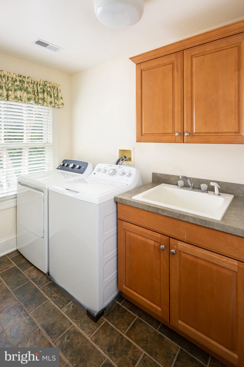 152 Grubb Road Malvern, PA 19355 - Photo 39 of 74 a utility room with dryer and washer