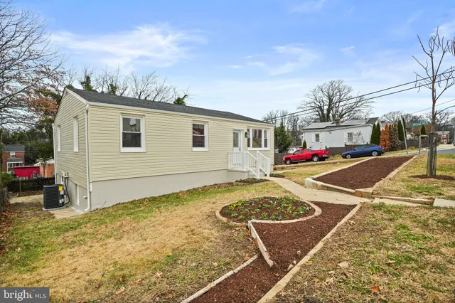 a view of the back yard of the house