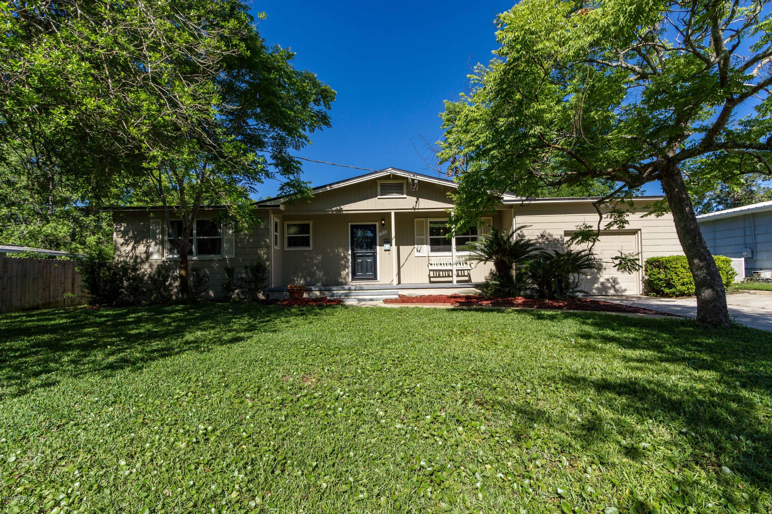 7420 Hennessy Road Jacksonville, FL 32244 - Photo 3 of 39 a front view of a house with garden