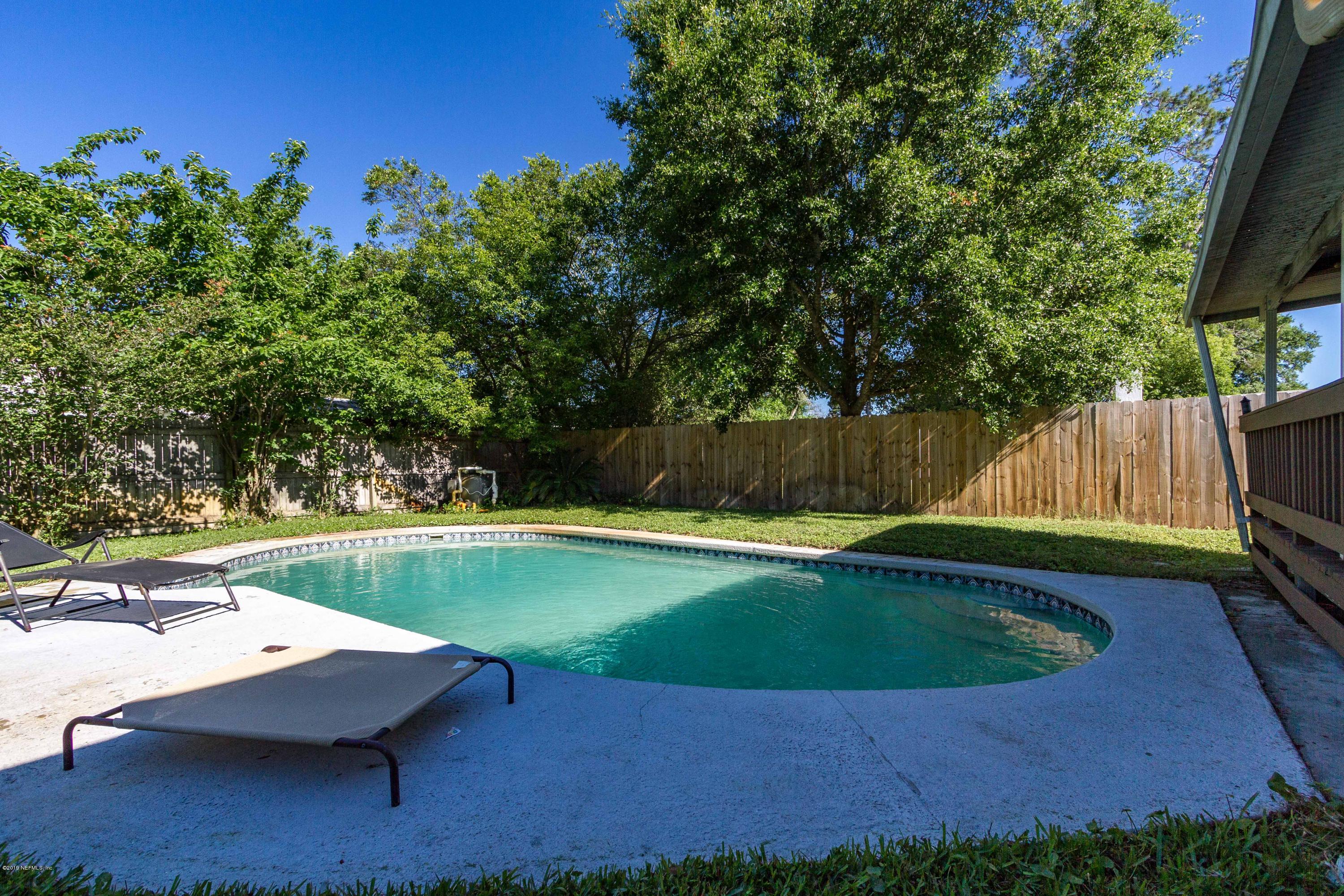 7420 Hennessy Road Jacksonville, FL 32244 - Photo 33 of 39 a view of a backyard with a tub