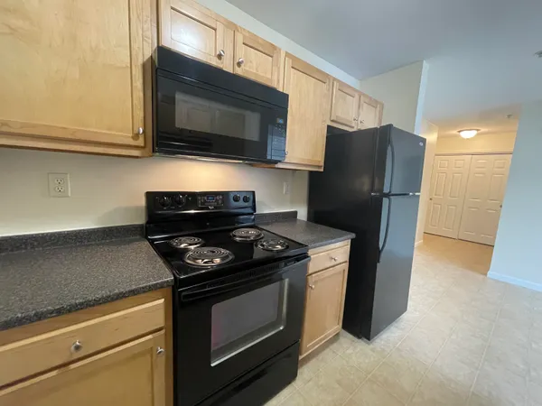 $1,945 | 50 Sentinel Court, Unit 200, Manchester, NH 03103