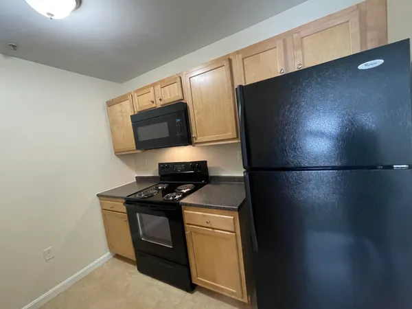 $1,945 | 50 Sentinel Court, Unit 200, Manchester, NH 03103