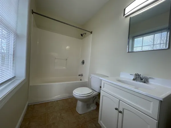 $1,945 | 50 Sentinel Court, Unit 200, Manchester, NH 03103