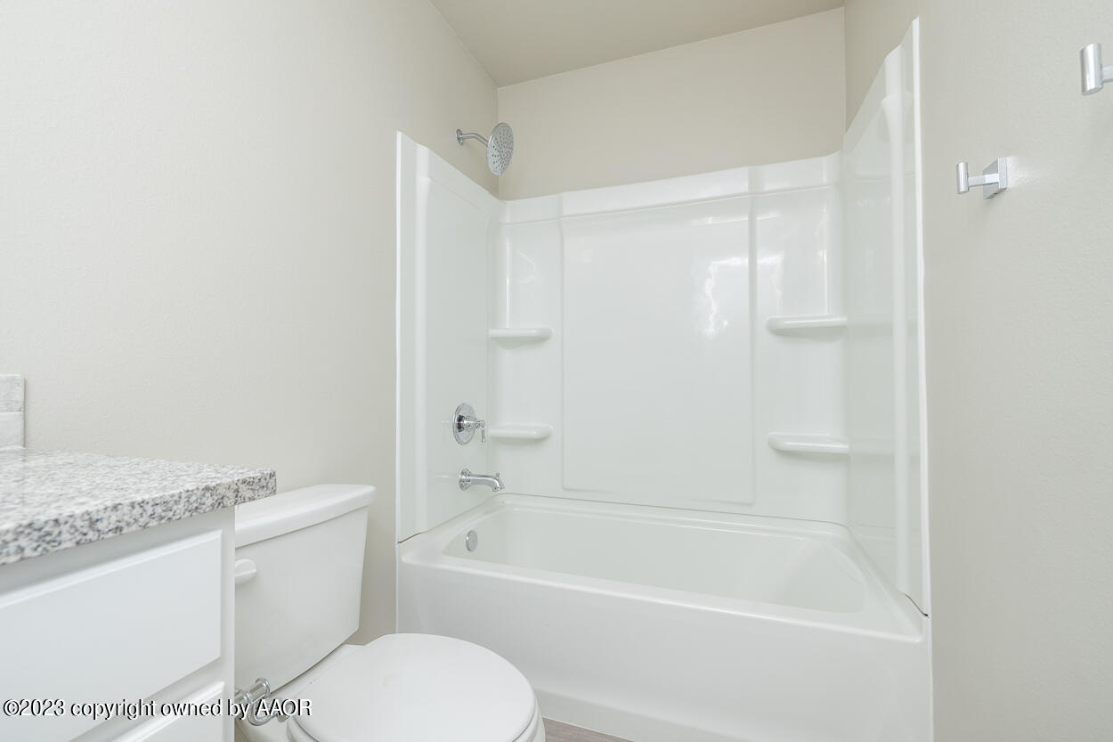 1539 Montaluse Road Amarillo, TX 79118 - Photo 10 of 14 Guest Bath