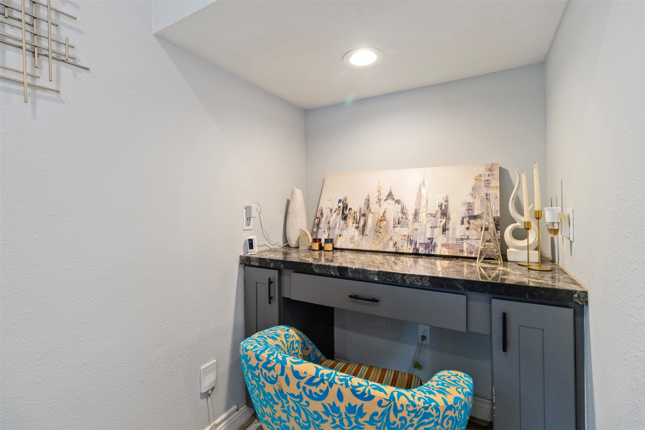 6706 Lozier Street Houston, TX 77021 - Photo 16 of 32 a room with a table and chairs