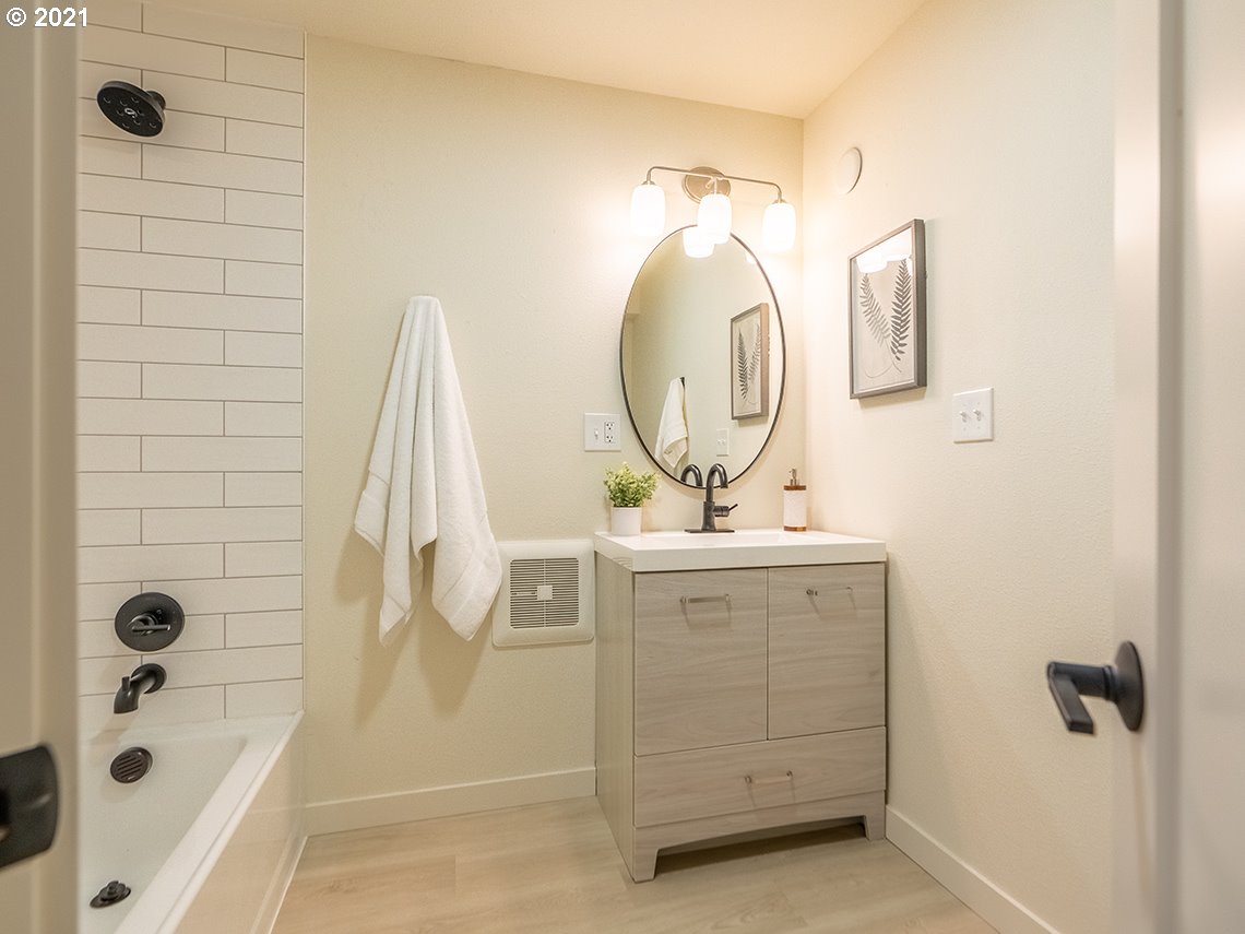 2129 Southwest Dewitt Street Portland, OR 97239 - Photo 22 of 32 Gallery Image 22